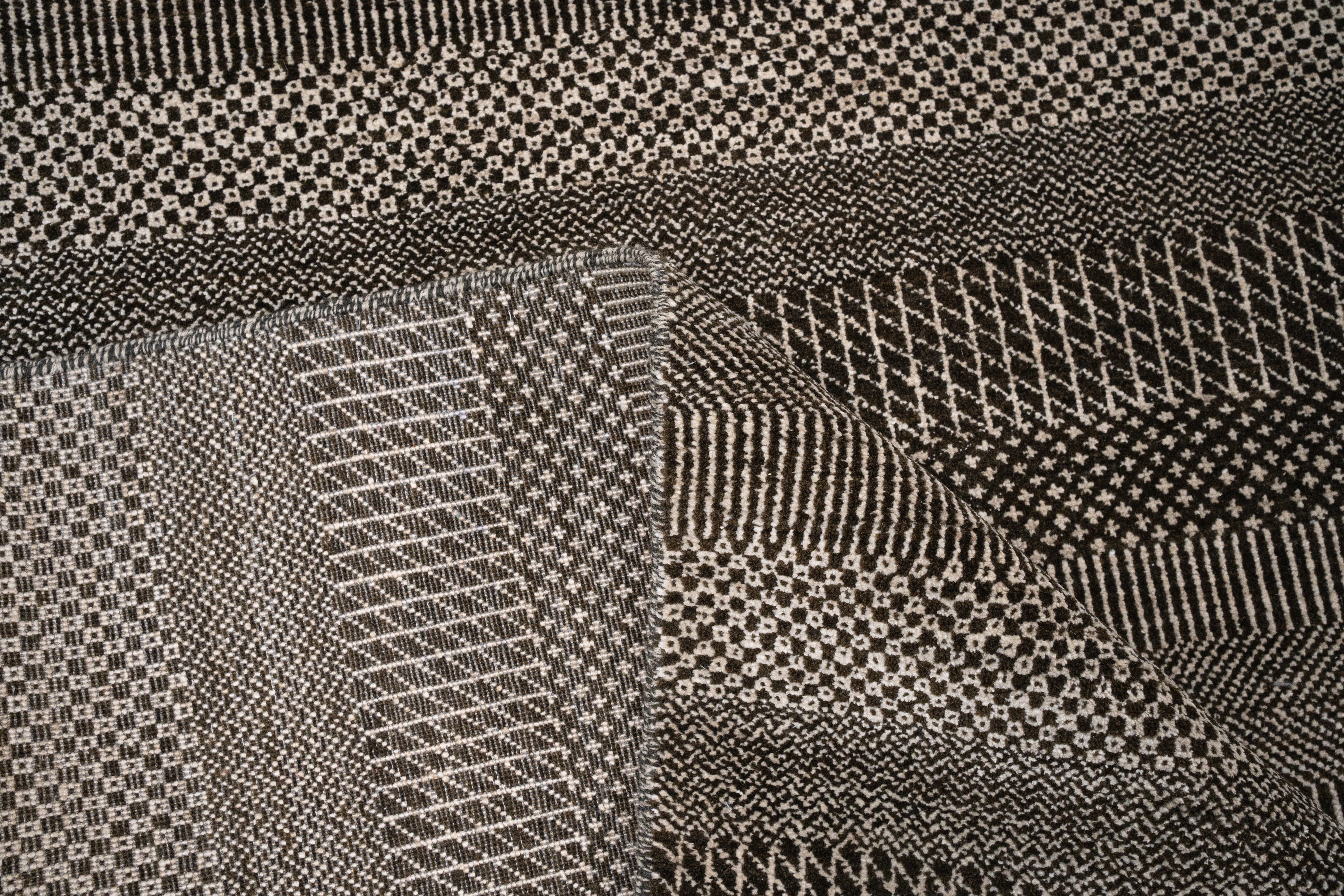 Handknotted Carpet, DIA - 1505 MCN, Brown & Pale Silver